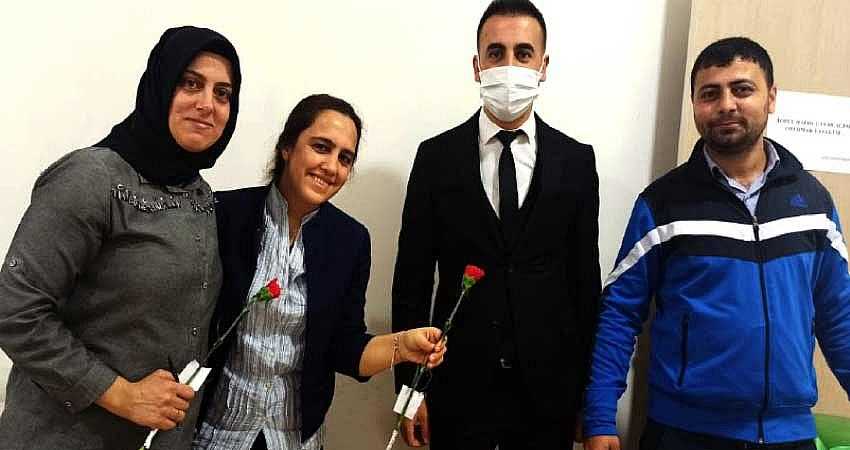 ŞEHİT GAZİ-SEN KADINLARA ÇİÇEK DAĞITTI