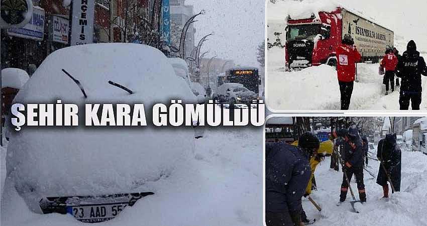 ŞEHİR KARA GÖMÜLDÜ