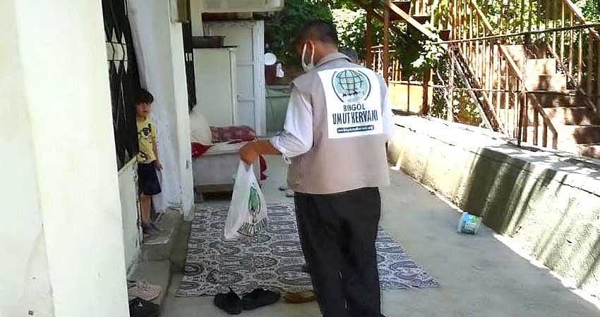 UMUT KERVANI BİNLERCE AİLEYE KURBAN ETİ DAĞITTI